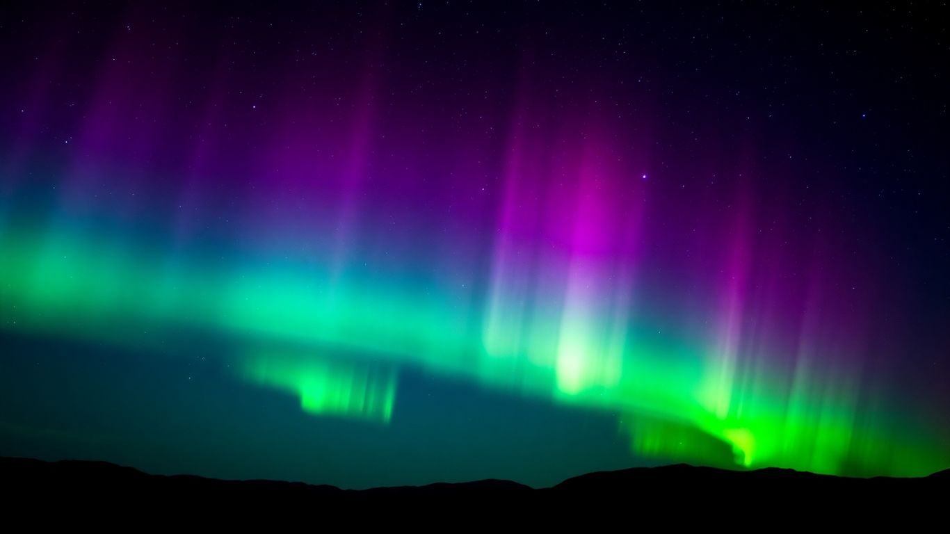 Nordlichter über einer dunklen Landschaft